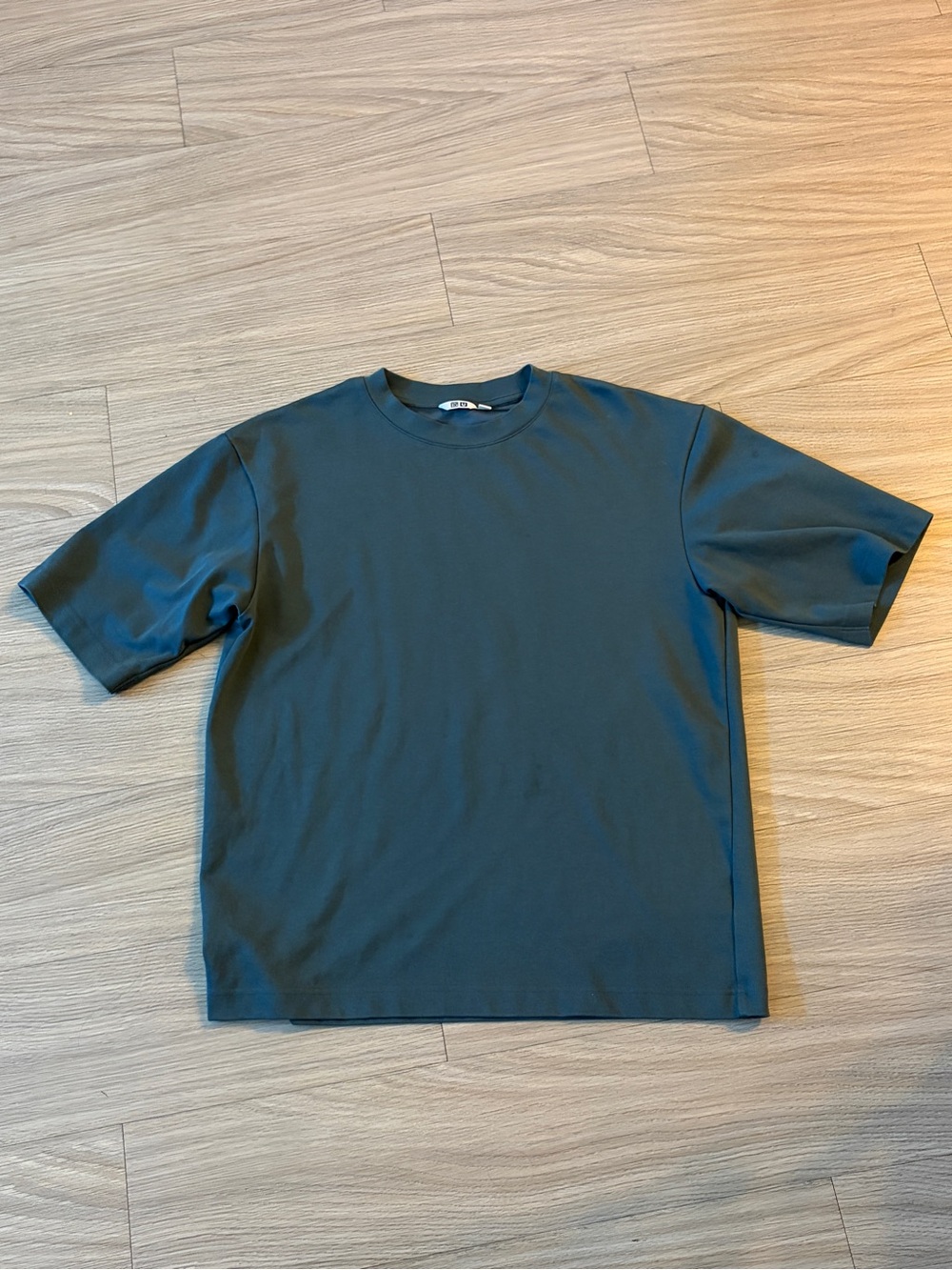 Uniqlo Men’s Crew Neck Short Sleeve Tee in Grey